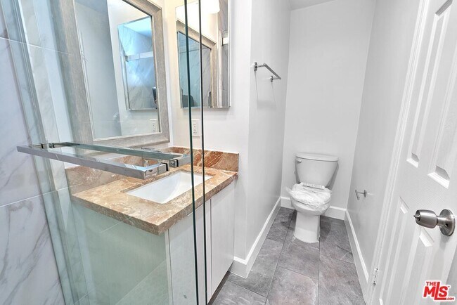 Building Photo - 536 N Oxford Ave