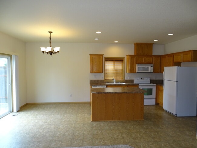 Building Photo - 6307 NE 59th Ct