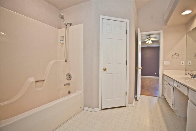 Building Photo - 281 Stein St