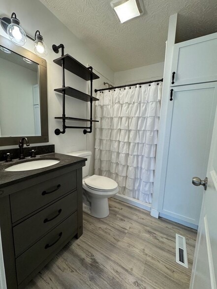 Building Photo - 1008 27th St