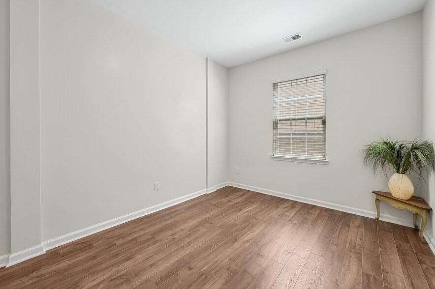 Office- Main floor - 223 Marathon Ln
