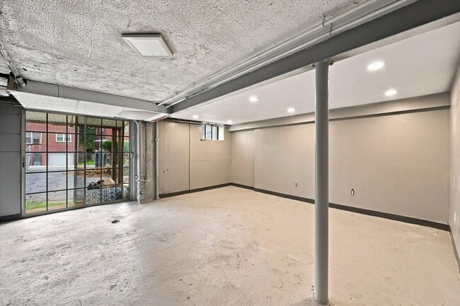 Building Photo - 309 W 38th St