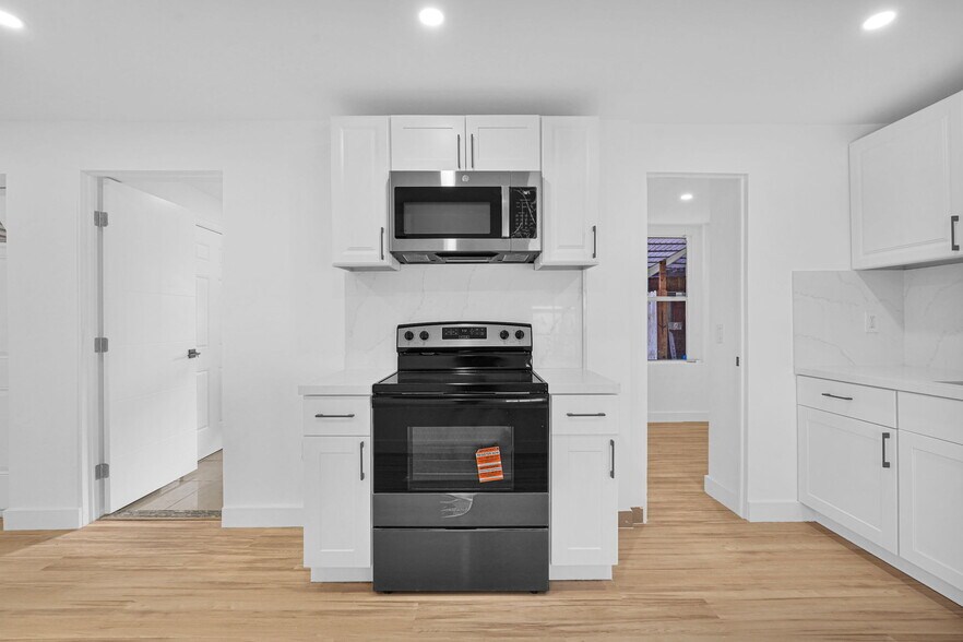 Building Photo - 2419 Coolidge St