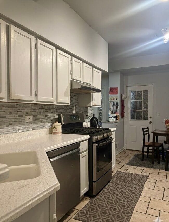 Building Photo - 1142 E Wilson Ave