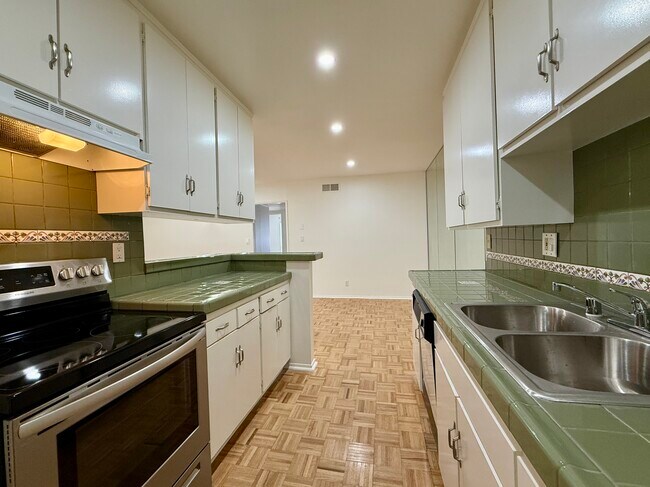 Building Photo - 5320 Zelzah Ave