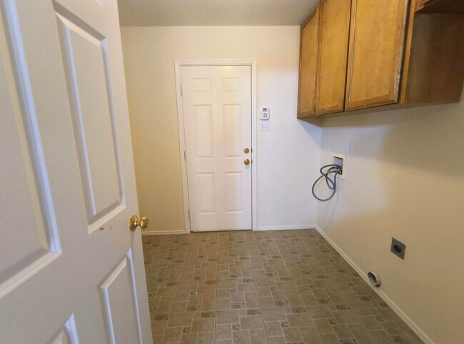 Building Photo - Beautiful and Spacious 3 bedroom, 2 bath h...