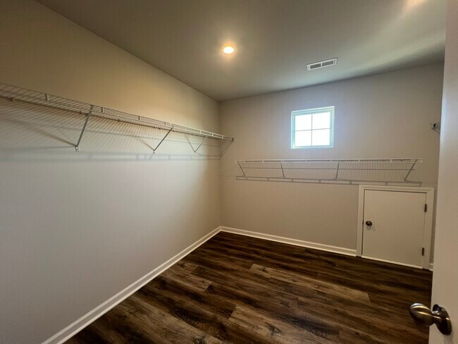 Building Photo - 621 High Hl Dr