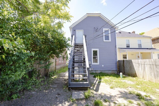 Building Photo - 358 St Clair Ave