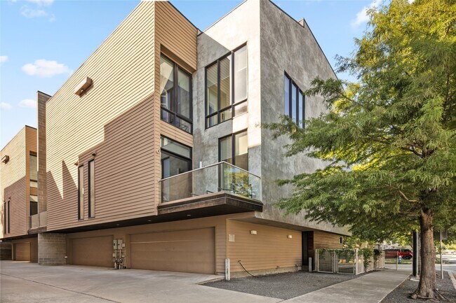 Building Photo - 2202 Whitney St