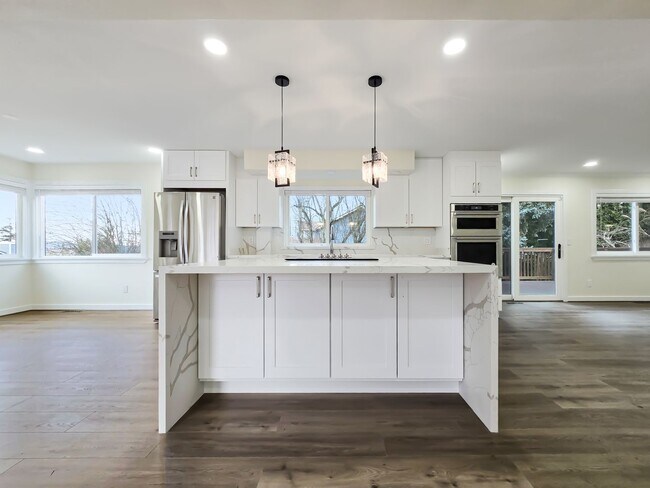 Building Photo - Modern Luxury: 4-Bed, 4.5-Bath Fully Remodeled Home