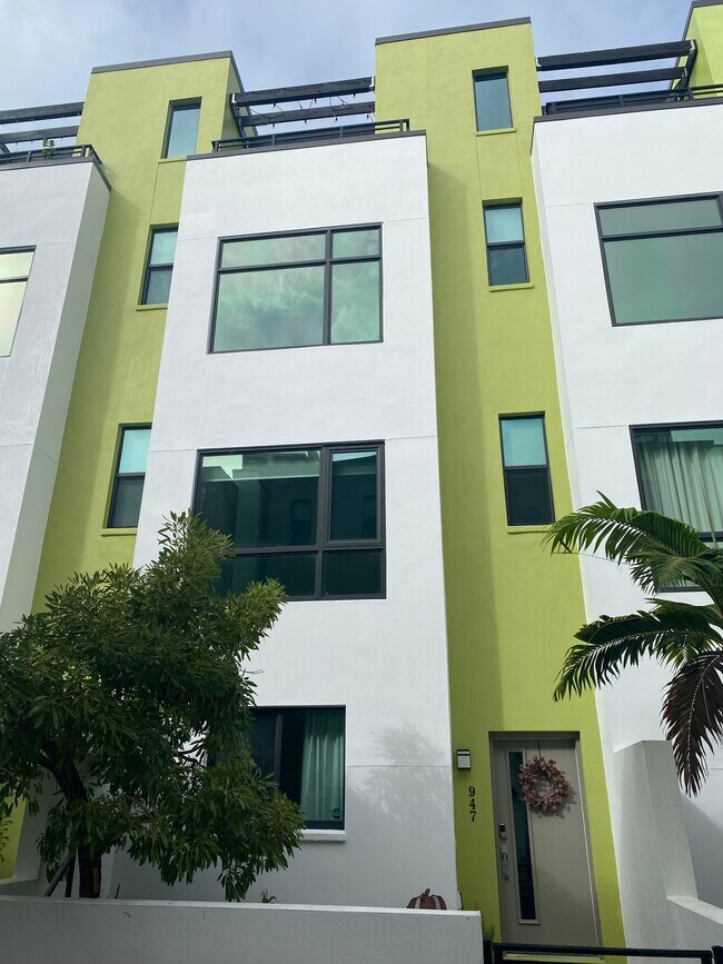 Building Photo - 947 Arlington Ave N