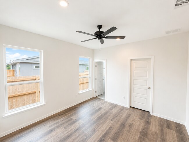 Building Photo - 1615 Crooked River
