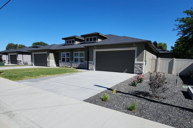 Building Photo - Fantastic Townhome in Downtown Meridian!