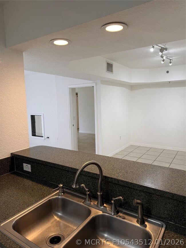 Building Photo - 9300 Fontainebleau Blvd