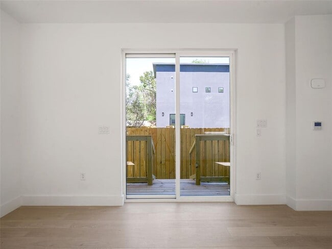 Building Photo - 2609 Davis Ln