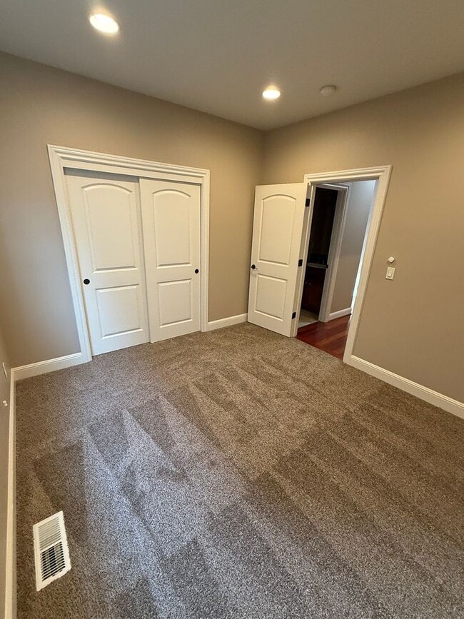 Building Photo - Goregous 5 Bedroom Home! Great Location! Vaulted Ceilings! Fenced Yard! 3- Car Garage & More!