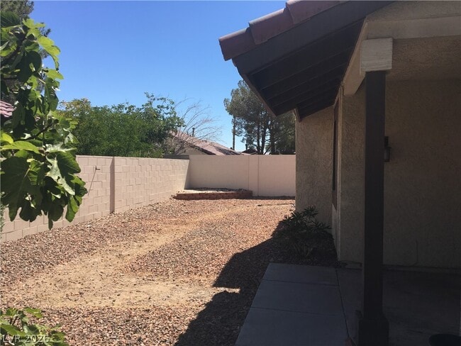 Building Photo - 3966 Avocado Dr
