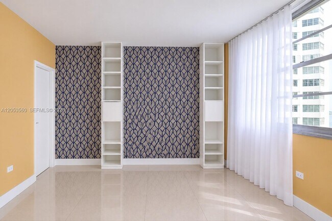Building Photo - 825 Brickell Bay Dr