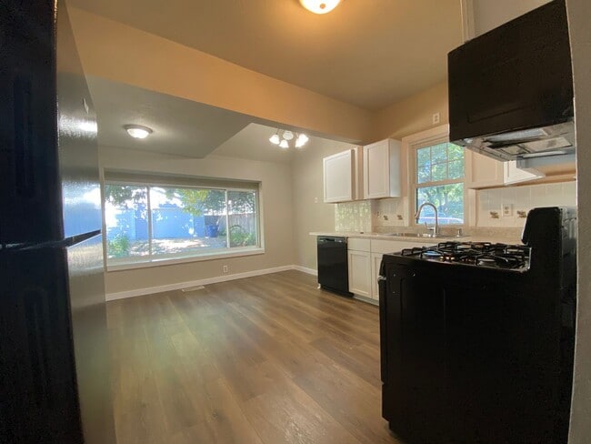 Building Photo - 4 Bedroom 2 Bathroom 2 Stall Detached Garage