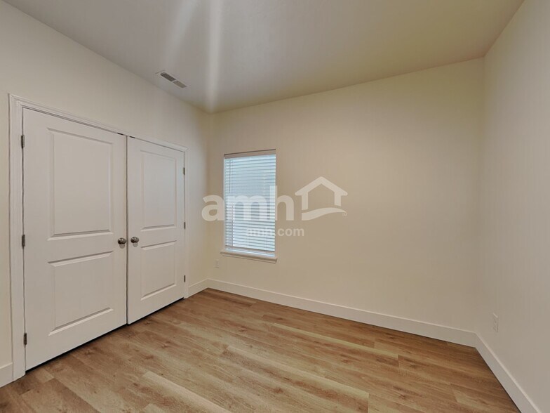 Building Photo - 302 E Sicily Dr