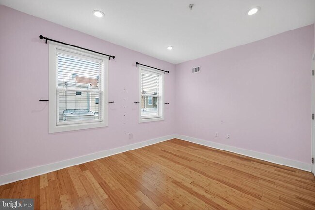 Building Photo - 2028 Trenton Ave