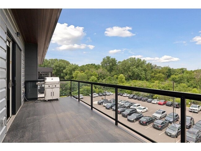 Building Photo - 253 Lake St E