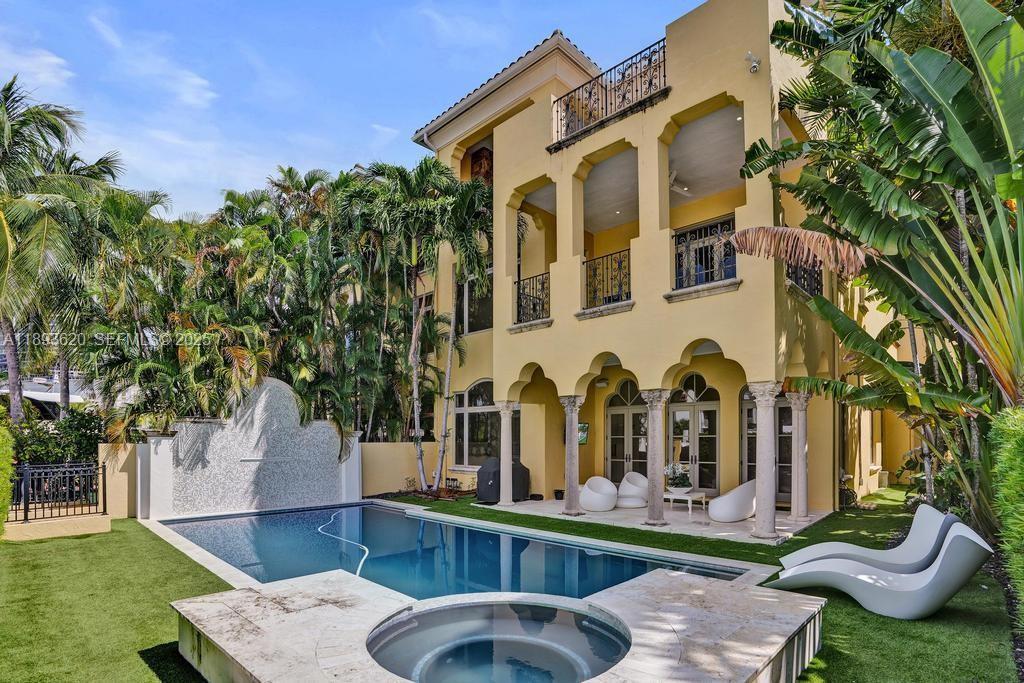 Building Photo - 17001 Collins Ave