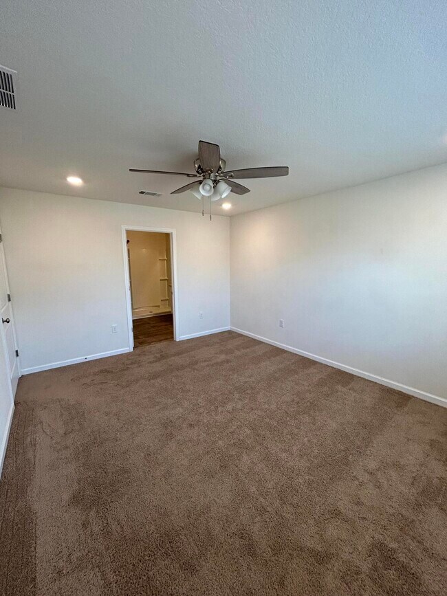 Building Photo - 1048 Limpkin St
