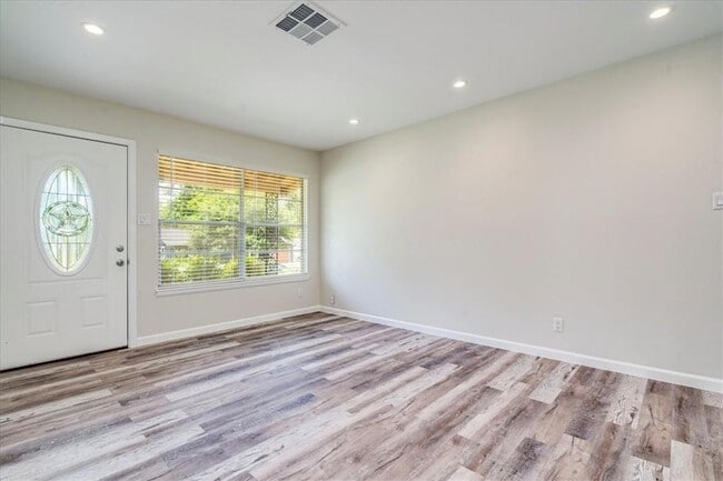 Building Photo - 1800 Forestglade Dr