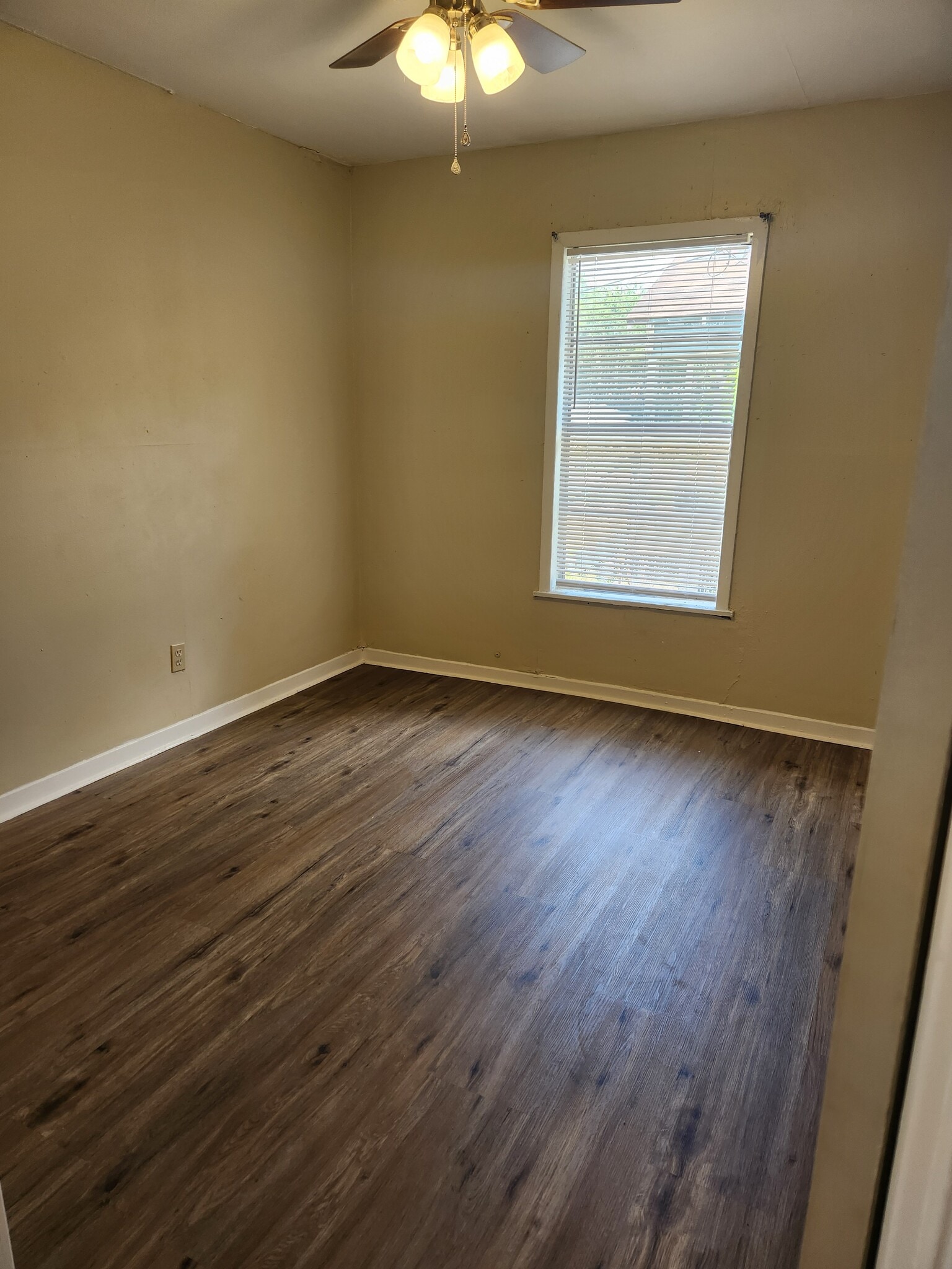 Front Bedroom - 608 Campbell St