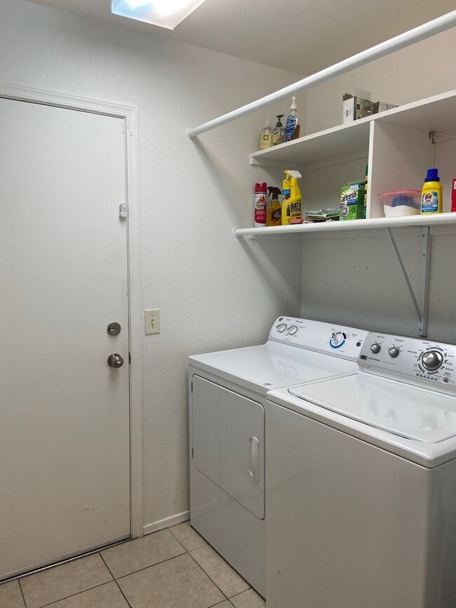 Building Photo - Sun City - Short Term Rental - Fully Furnished