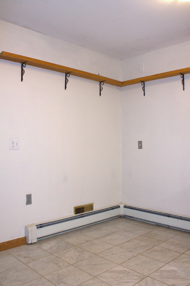 Building Photo - "Charming 2-Bed Retreat with Hardwood Elegance in Scenic Marshall, NC"