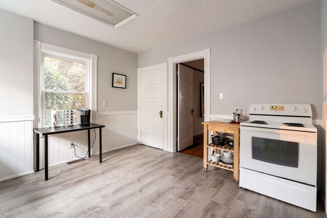 Building Photo - 26 NE 11th Ave