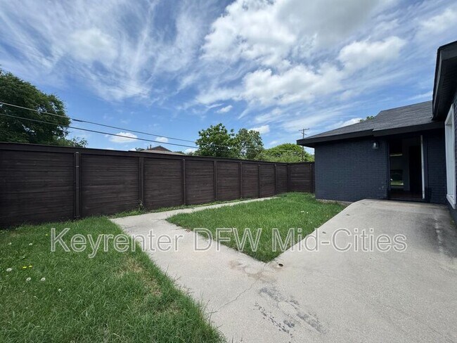 Building Photo - 2703 Downing Ave