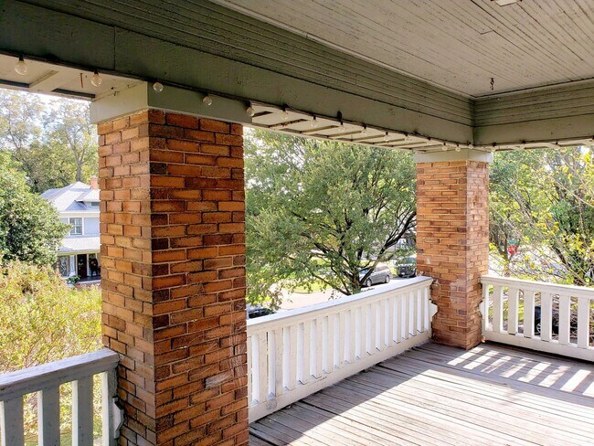 Building Photo - 2 Bedroom, 1 Bath Apartment in Munger Plac...