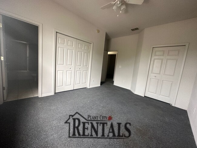 Building Photo - 3/2.5 RARE TOWNHOME NEW PAINT & CARPET