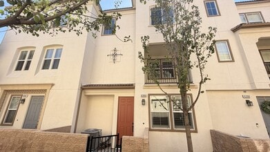 Building Photo - Modern 3-story townhouse in Eastvale-MOVE-IN SPECIAL $2595 FOR FIRST 3 MONTHS!