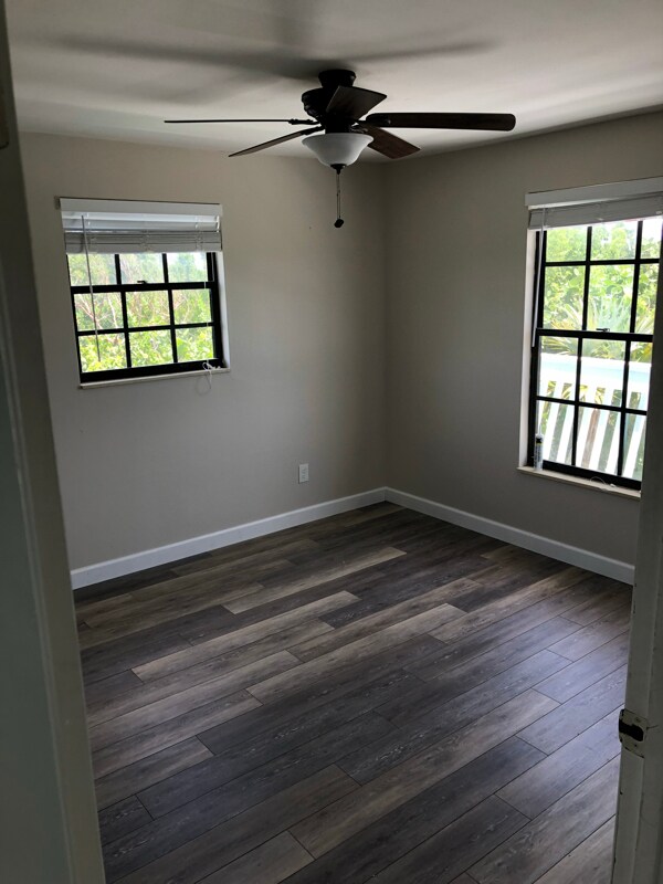 Building Photo - 467 W Shore Dr