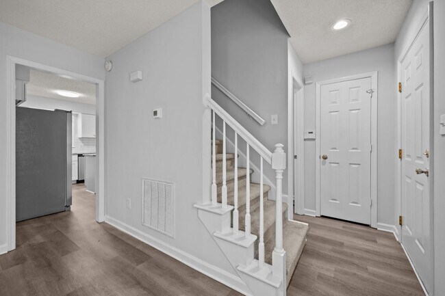 Building Photo - Spacious 3 Bedroom Home, LVP Floors, Updated Kitchen, New Cabinets, Granite, SS Appliances, Pet F...