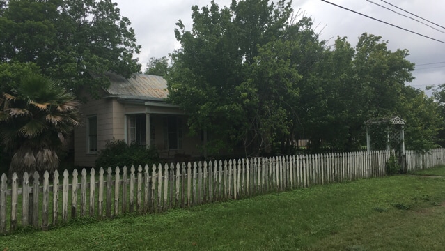 Building Photo - 302 N Burleson St