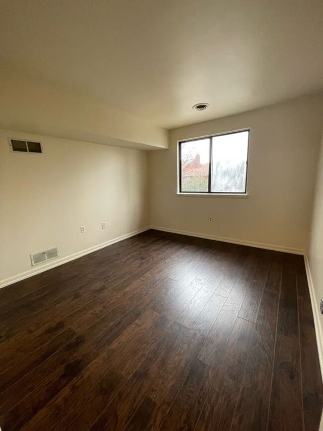 Building Photo - Recently updated Laurel Springs 2 bedroom ...