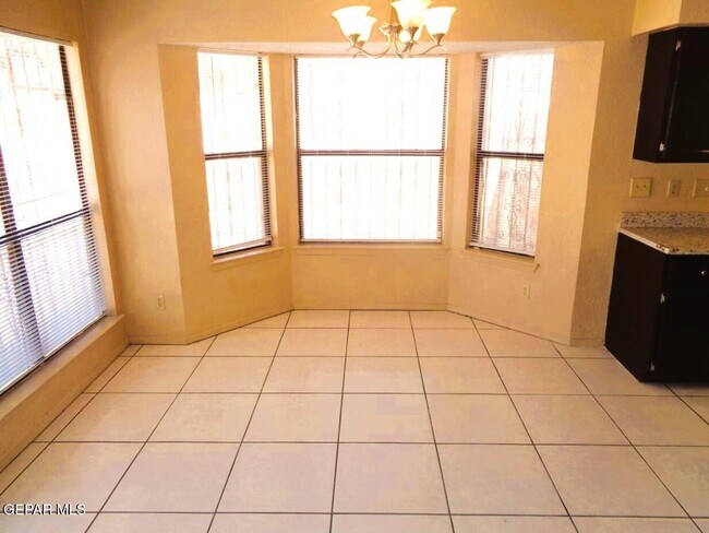 Building Photo - 8520 Saratoga Dr