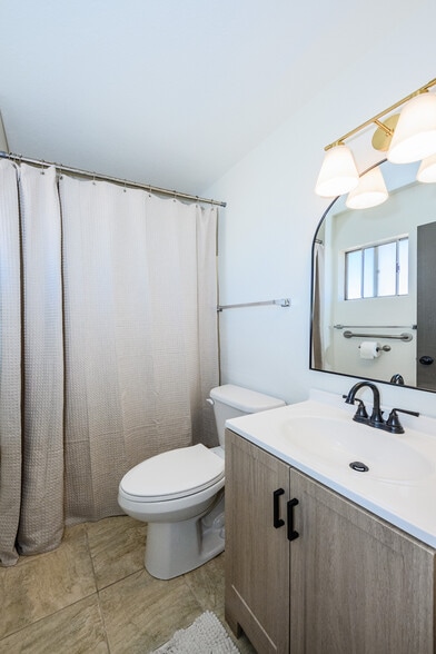 Master Bath - 785 E Country Club Dr