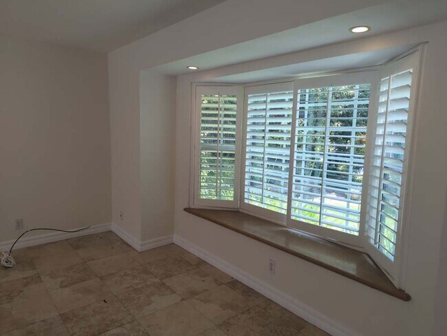 Building Photo - Beautiful and Spacious 4 Bed, 3 Bath Home ...