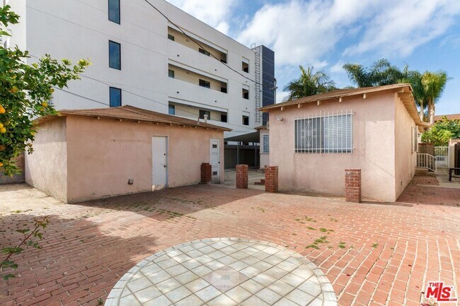 Building Photo - 4360 McLaughlin Ave