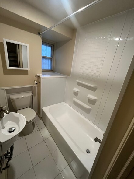 Bathroom - 846 N Woodstock St