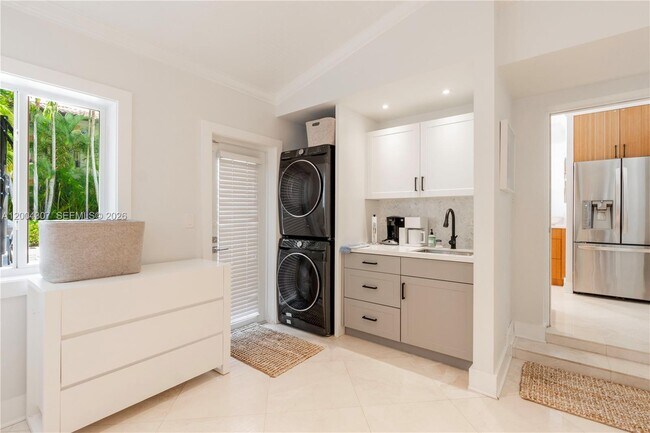 Building Photo - Mariposa Avenue, Coral Gables, FL 33146 - 3 BR 2 BA single-family home