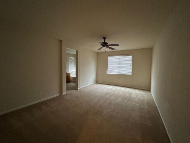 Building Photo - Desirable Location