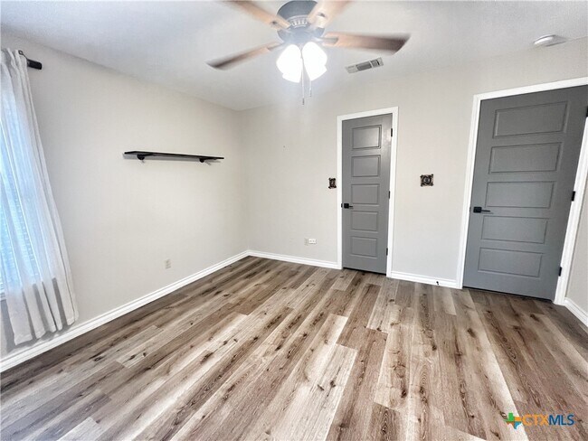 Building Photo - 1014 Camellia Ln