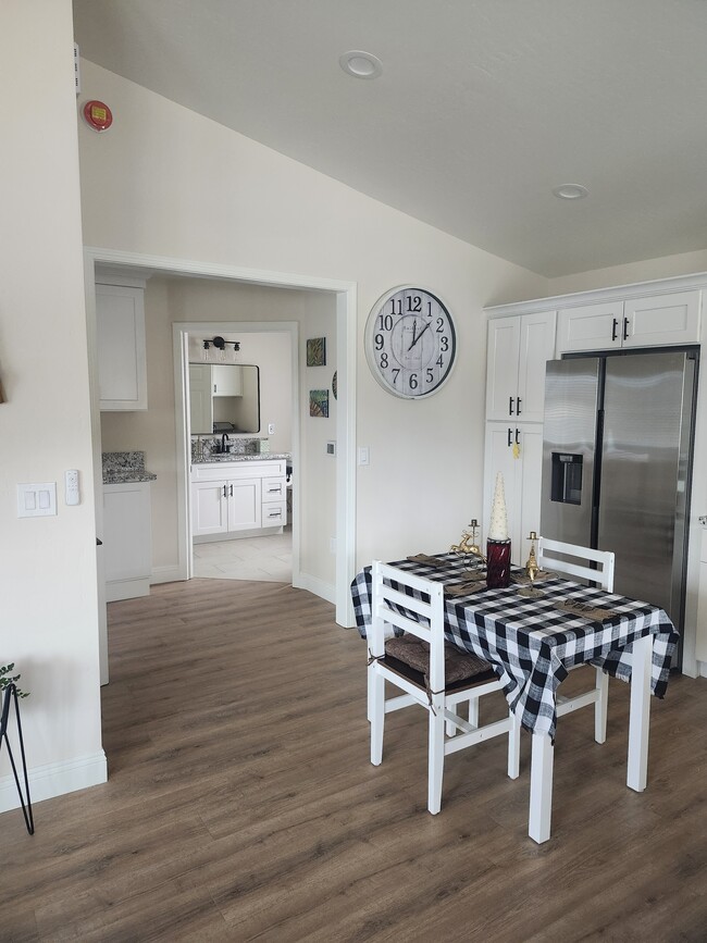 Kitchen eating area - 27800 Preakness Dr